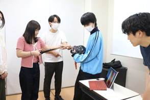 屋内, 人, 立つ, テーブル が含まれている画像
AI 生成コンテンツは誤りを含む可能性があります。
