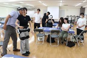 屋内, 天井, 人, 部屋 が含まれている画像
AI 生成コンテンツは誤りを含む可能性があります。