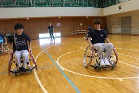 床, 屋内, 自転車, 少年 が含まれている画像
AI 生成コンテンツは誤りを含む可能性があります。
