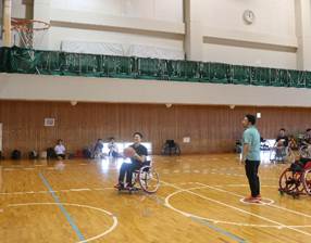 屋内, スポーツ, スポーツゲーム, 再生 が含まれている画像
AI 生成コンテンツは誤りを含む可能性があります。
