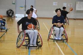人, 自転車, 屋内, 男 が含まれている画像
AI 生成コンテンツは誤りを含む可能性があります。