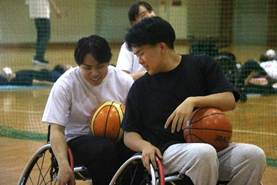 自転車にまたがる男性
AI 生成コンテンツは誤りを含む可能性があります。