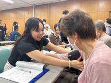 屋内, コンピュータ, 女性, テーブル が含まれている画像

AI 生成コンテンツは誤りを含む可能性があります。