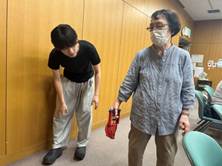 人, 屋内, 立つ, 男 が含まれている画像

AI 生成コンテンツは誤りを含む可能性があります。