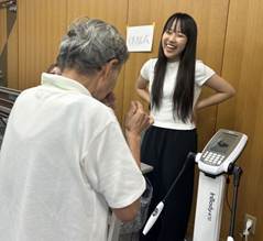 屋内, 人, 立つ, テーブル が含まれている画像

AI 生成コンテンツは誤りを含む可能性があります。