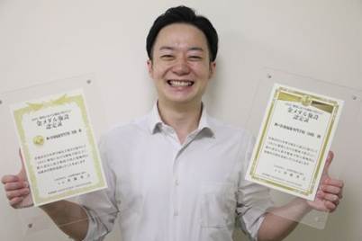 文字の書かれた紙を持っている男性

AI 生成コンテンツは誤りを含む可能性があります。