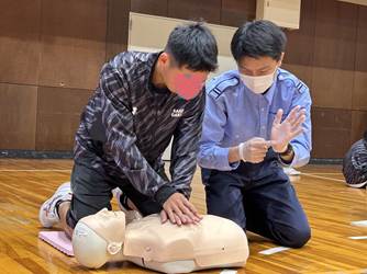 テーブル, 人, 屋内, 男 が含まれている画像
AI 生成コンテンツは誤りを含む可能性があります。