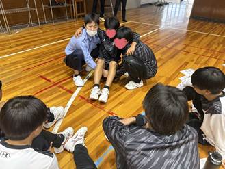 人, 屋内, 子供, 少年 が含まれている画像
AI 生成コンテンツは誤りを含む可能性があります。