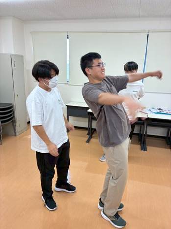 屋内, 人, 立つ, スポーツ が含まれている画像
AI 生成コンテンツは誤りを含む可能性があります。