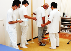 Wiiで遊ぶ男性たち
AI 生成コンテンツは誤りを含む可能性があります。