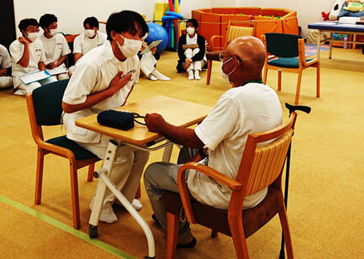 テーブルを囲んでいる人たち
AI 生成コンテンツは誤りを含む可能性があります。