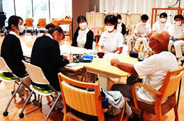 テーブルを囲む人々
AI 生成コンテンツは誤りを含む可能性があります。