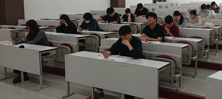 部屋の中でコンピューターを使っている人達
AI 生成コンテンツは誤りを含む可能性があります。