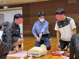 人, テーブル, グループ, 男 が含まれている画像
AI 生成コンテンツは誤りを含む可能性があります。