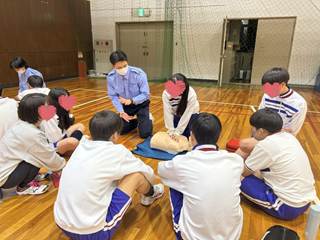 人, グループ, 民衆, 屋内 が含まれている画像
AI 生成コンテンツは誤りを含む可能性があります。