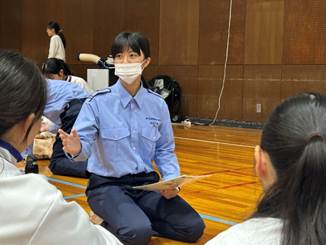 人, 座る, 女性, 民衆 が含まれている画像
AI 生成コンテンツは誤りを含む可能性があります。