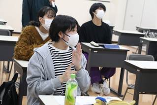 人, テーブル, 屋内, 座る が含まれている画像

AI 生成コンテンツは誤りを含む可能性があります。