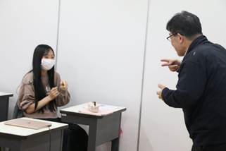 デスクの上に立っている男性

AI 生成コンテンツは誤りを含む可能性があります。