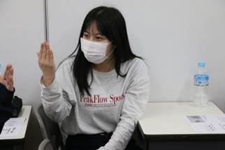 机の上に立っている女性

AI 生成コンテンツは誤りを含む可能性があります。