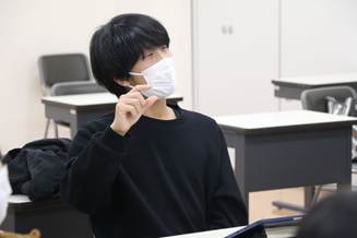 机に肘をついている男性

AI 生成コンテンツは誤りを含む可能性があります。