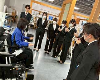 人, 屋内, グループ, 民衆 が含まれている画像
AI 生成コンテンツは誤りを含む可能性があります。