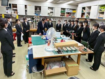 テーブルの周りに集まっている人たち
AI 生成コンテンツは誤りを含む可能性があります。