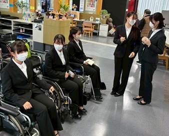 スーツを着た男性がバイクに乗っている人たち
AI 生成コンテンツは誤りを含む可能性があります。