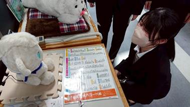 屋内, 座る, ぬいぐるみ, 本 が含まれている画像
AI 生成コンテンツは誤りを含む可能性があります。