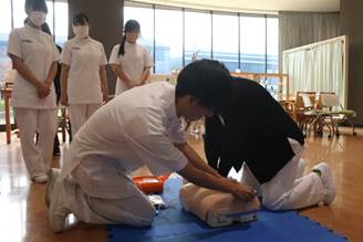 屋内, 窓, テーブル, 男 が含まれている画像

AI 生成コンテンツは誤りを含む可能性があります。