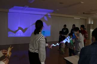 部屋にビデオゲームをしている人達
AI 生成コンテンツは誤りを含む可能性があります。