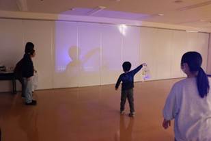 部屋の中に立っている男性たち
AI 生成コンテンツは誤りを含む可能性があります。