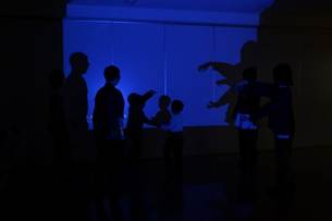 暗い部屋にいる人たち
AI 生成コンテンツは誤りを含む可能性があります。