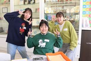 人, 屋内, 立つ, 男 が含まれている画像
AI 生成コンテンツは誤りを含む可能性があります。