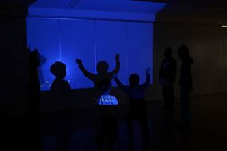 暗い部屋にいる人たち
AI 生成コンテンツは誤りを含む可能性があります。