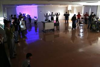 空港のロビーにいる人たち
AI 生成コンテンツは誤りを含む可能性があります。