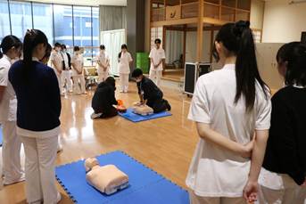 部屋に集まっている人たち

AI 生成コンテンツは誤りを含む可能性があります。