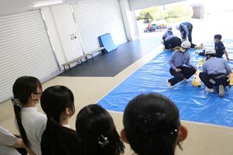 人, 屋内, テーブル, 窓 が含まれている画像

AI 生成コンテンツは誤りを含む可能性があります。