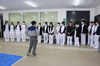 天井, 屋内, 人, 立つ が含まれている画像

AI 生成コンテンツは誤りを含む可能性があります。