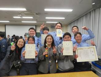 会議室でポーズをとる男性グループ
AI 生成コンテンツは誤りを含む可能性があります。