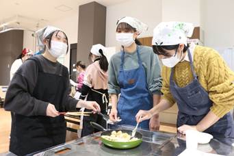 キッチンで料理をしている男性たち

AI 生成コンテンツは誤りを含む可能性があります。