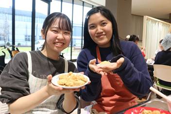 レストランでピザを食べる女性

AI 生成コンテンツは誤りを含む可能性があります。