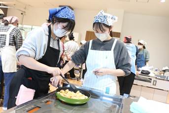 人, 屋内, キッチン, 食品 が含まれている画像

AI 生成コンテンツは誤りを含む可能性があります。