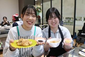 レストランで食事をする女性

AI 生成コンテンツは誤りを含む可能性があります。