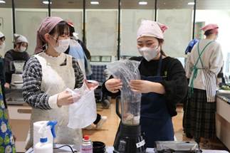 女性, 人, テーブル, ワイン が含まれている画像

AI 生成コンテンツは誤りを含む可能性があります。