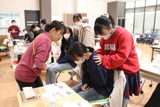 屋内, テーブル, グループ, 準備中 が含まれている画像

AI 生成コンテンツは誤りを含む可能性があります。