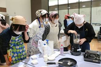 キッチンで料理をしている人達

AI 生成コンテンツは誤りを含む可能性があります。