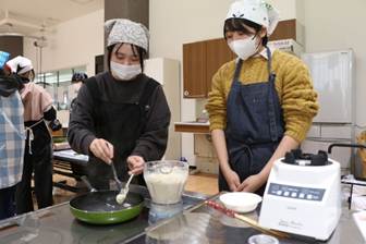 人, 屋内, 食品, テーブル が含まれている画像

AI 生成コンテンツは誤りを含む可能性があります。