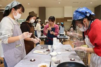 テーブルを囲む人々

AI 生成コンテンツは誤りを含む可能性があります。