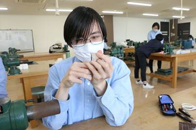 屋内, 人, テーブル, 若い が含まれている画像
AI 生成コンテンツは誤りを含む可能性があります。