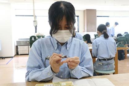 人, 食品, 女性, テーブル が含まれている画像
AI 生成コンテンツは誤りを含む可能性があります。